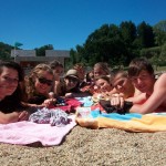 enfants sur la plage en colonie de vacances