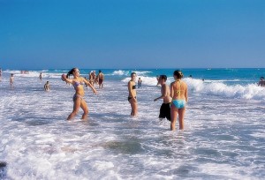 Adolescents à la plage durant un séjour linguistique