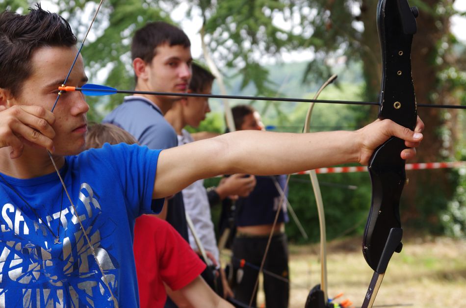 adolescent tirant à l'arc