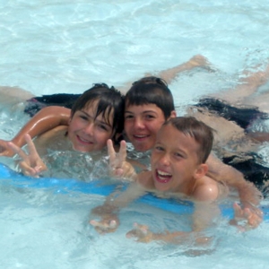 enfants dans une piscine colonie de vacances Cap Juniors