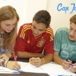 3 jeunes ados révisant leurs cours en séjour linguistique Cap Juniors
