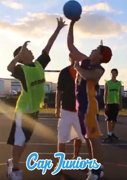 2 ados se disputent le ballon de basket au moment de l'engagement de la partie