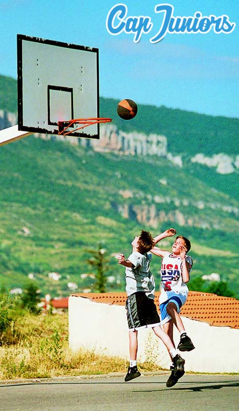 2 jeunes joueurs cherchent à marquer le point au panier de basket