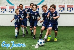 Un groupe d'enfants court après un ballon de foot