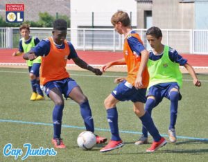 3 ados en action lors d'un entraînement de foot