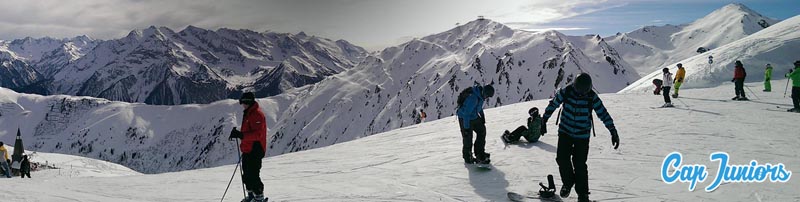 Des skieurs à la montagne en vacances d'hiver.