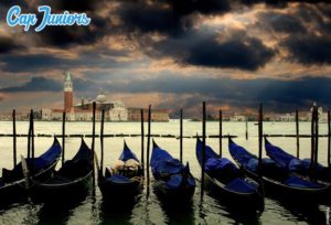 Paysage de Venise avec des gondoles au 1er plan, au loin on voit la célèbre cité lacustre italienne