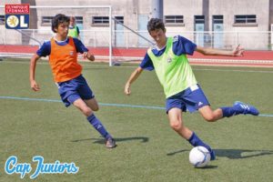 2 ados en pleine action à l'entraînement de foot