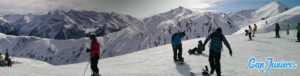 Un joli panorama de montagne pris depuis des pistes de ski