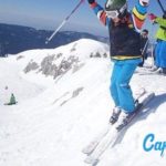 Un jeune skieur vient de sauter un petite bosse