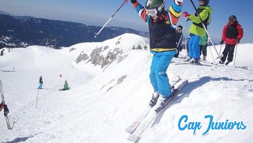 Un jeune skieur vient de sauter un petite bosse