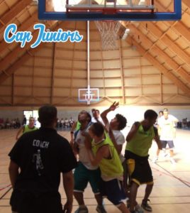 Joueurs de basket en action sous la raquette