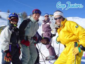 Des jeunes à l'arrêt sur une piste de ski