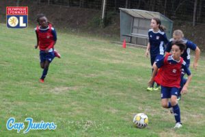 Filles et garçons tous ensemble au foot