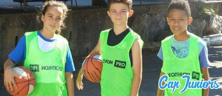 3 jeunes basketeurs en tenue d'entraînement