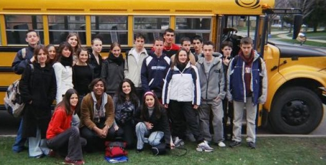 Adolescents devant leur bus jaune typique de l'Amérique du nord